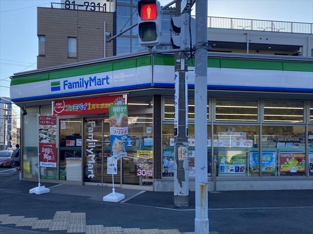 コンビニ　ファミリーマート（コンビニ）まで460m