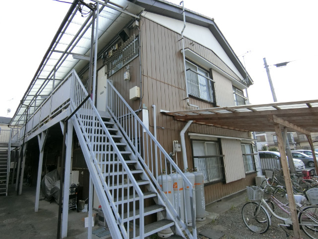 建物外観　２階建て