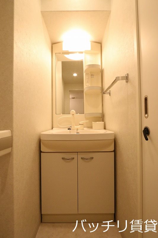 洗面設備　別号室タイプの為、現状を優先致します。