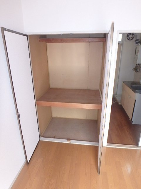 収納　奥行もしっかりの収納を確保。