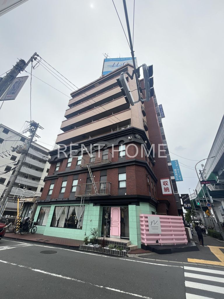 建物外観　鉄骨造８階建て