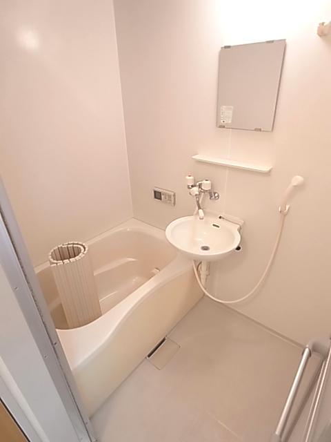 バス・シャワールーム　お風呂・トイレ別のセパレートはいいですね。