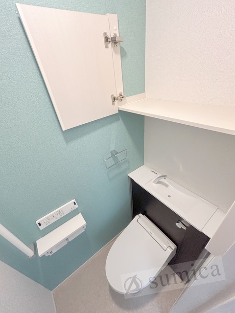 トイレ　人気アイテムの温水洗浄便座。清潔感のあるトイレです。