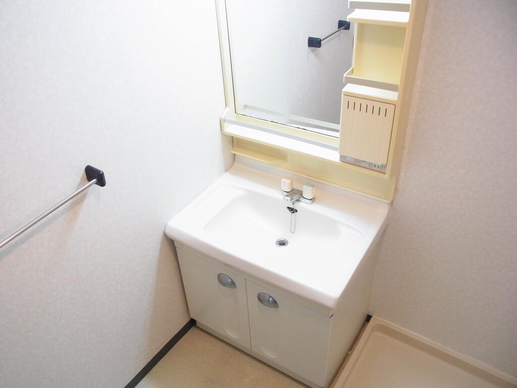 洗面設備　※同物件別号室の参考写真です。