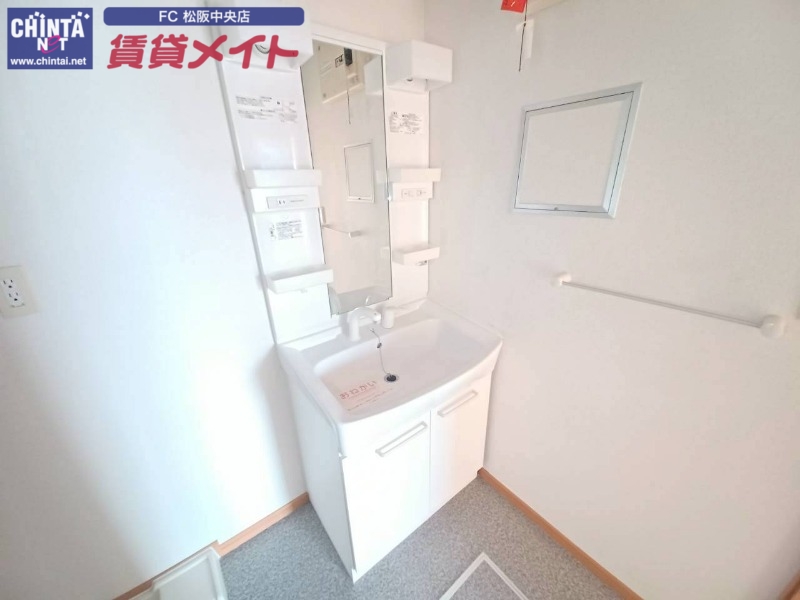 洗面設備　同型反転参考写真です