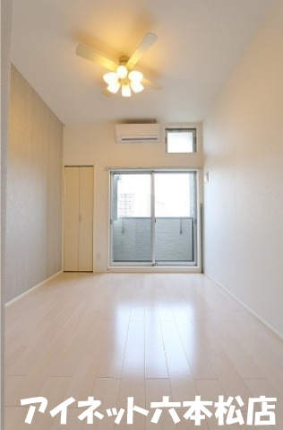 居室・リビング　白基調の明るいお部屋です