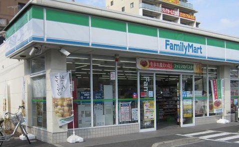 コンビニ　ファミリーマート加平三丁目店（コンビニ）まで310m
