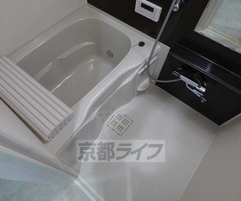 バス・シャワールーム　床が白なので明るい雰囲気です。
