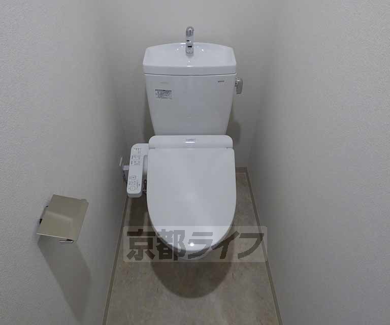 トイレ　白を基調とした明るいトイレです。