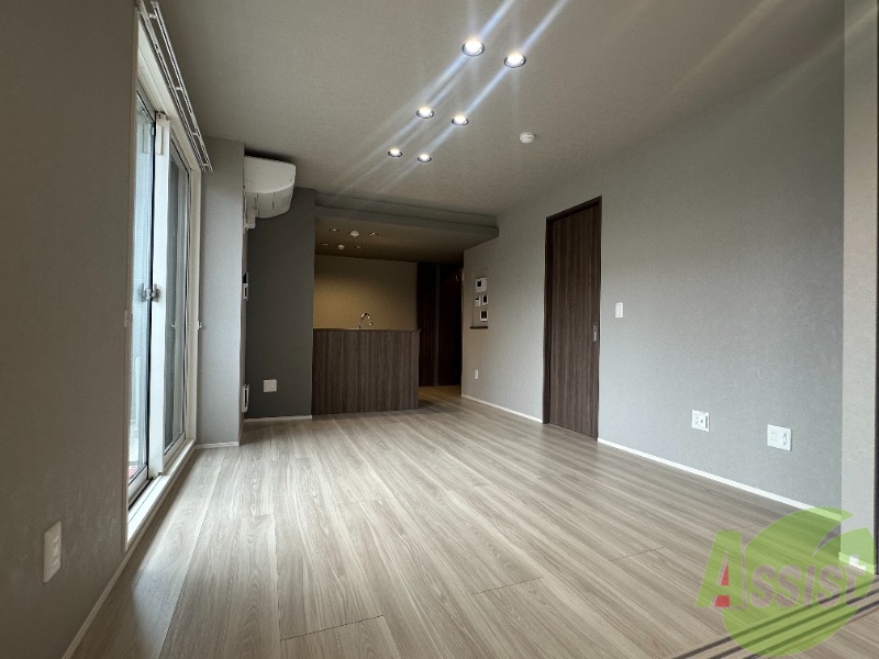 居室・リビング　白を基調とした綺麗なお部屋ですね。日当たりも良好です