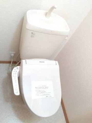 トイレ　落ち着いた色調のトイレです