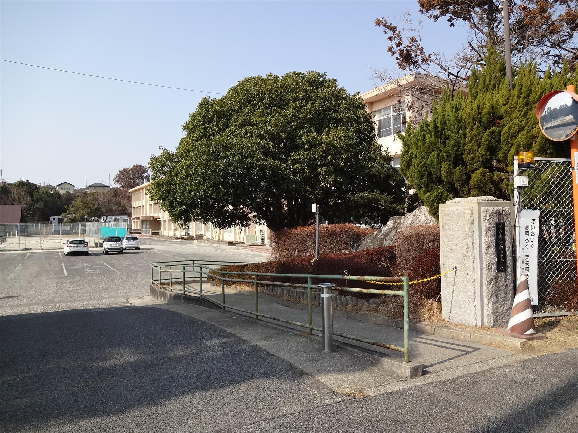 中学校　瀬戸市立南山中学校（中学校）まで1863m