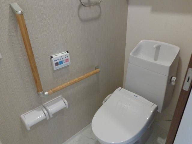 トイレ　鏡付き収納棚完備の温水洗浄便座のトイレ♪