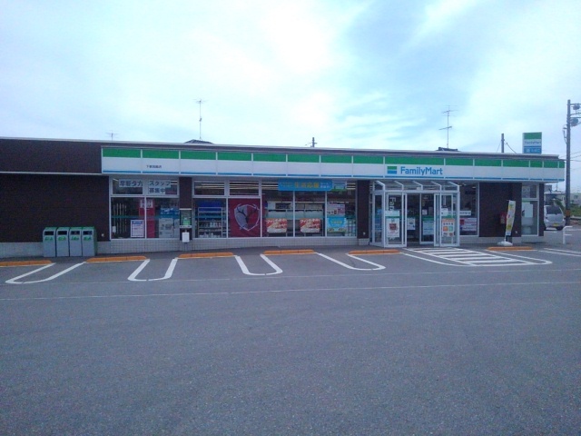 コンビニ　ファミリーマート下妻箕輪店（コンビニ）まで240m