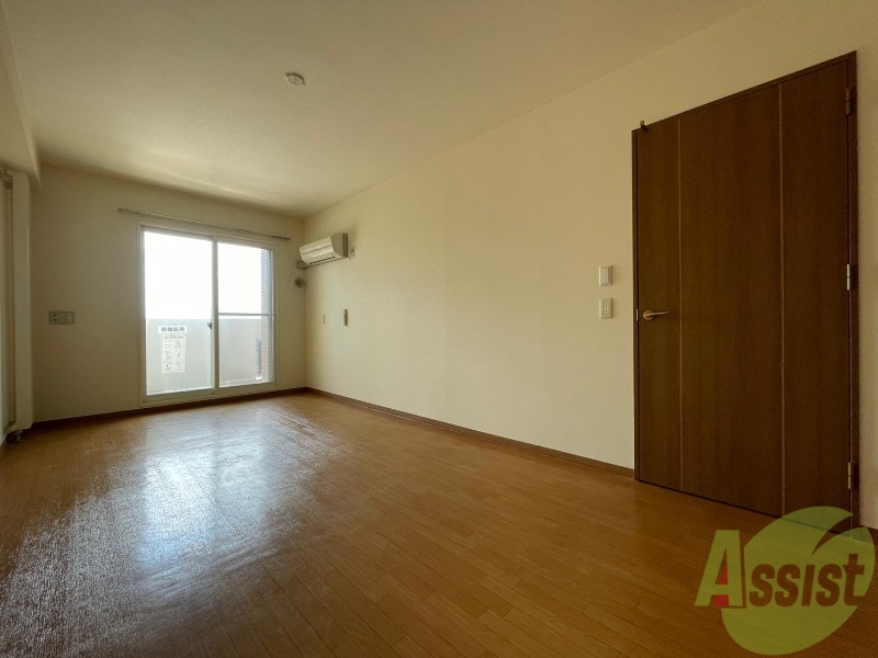 その他部屋・スペース　寝室はこちらです。光が差し込む、温かみのあるお部屋です。