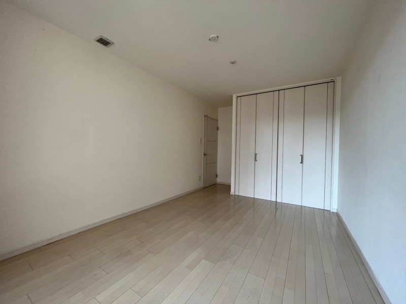 その他部屋・スペース　寝室はこちらです。光が差し込む、温かみのあるお部屋です。