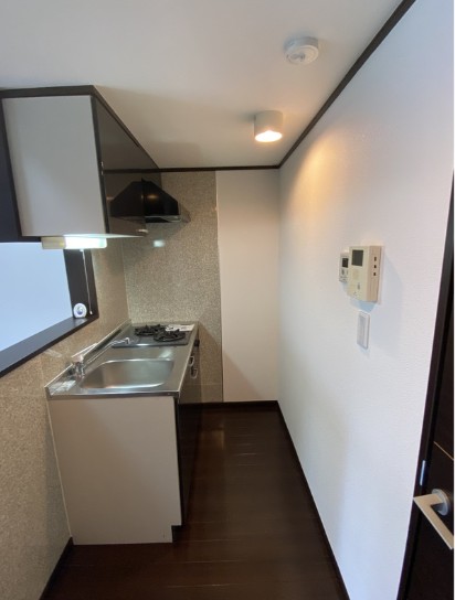 キッチン　2口ガスコンロキッチン　内装リフォーム中の写真です。他部屋参