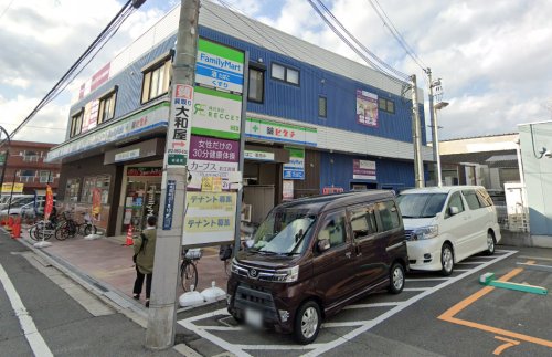 コンビニ　ファミリーマート 薬ヒグチ岩田南店（コンビニ）まで1557m
