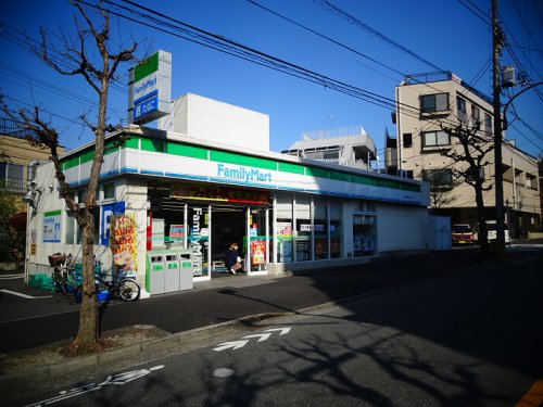 コンビニ　ファミリーマート 目黒本町三丁目店（コンビニ）まで824m