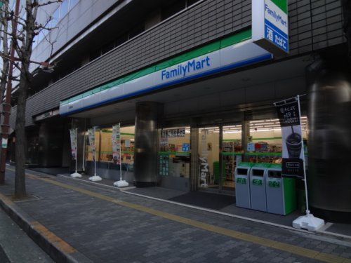 コンビニ　ファミリーマート東三国四丁目店（コンビニ）まで122m