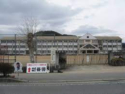 小学校　市川町立川辺小学校（小学校）まで1m