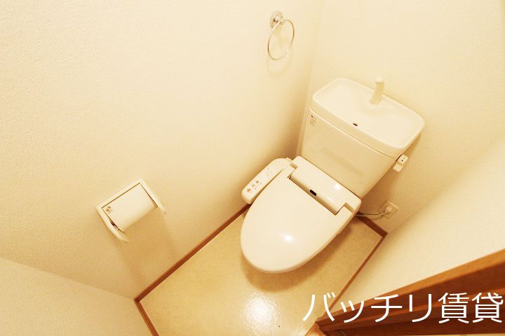 トイレ　画像は別号室タイプの為、現状を優先致します。