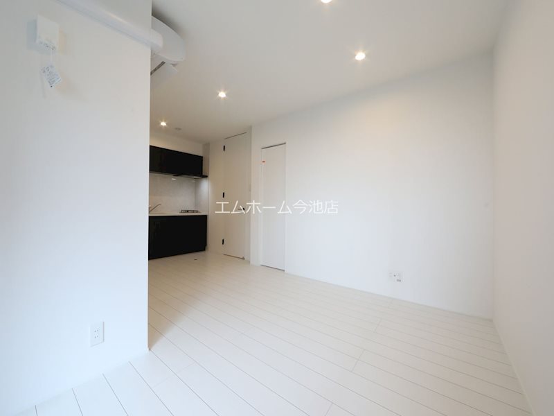 居室・リビング　LDK11.0帖　エアコン付　バルコニー　同仕様写真