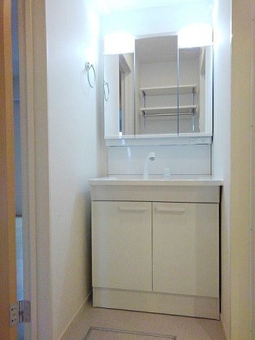 洗面設備　明るい洗面所です