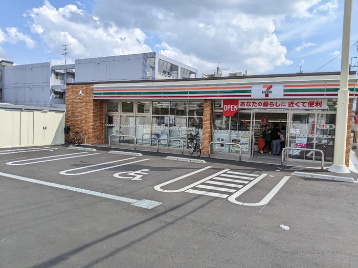 コンビニ　セブンイレブン（コンビニ）まで200m