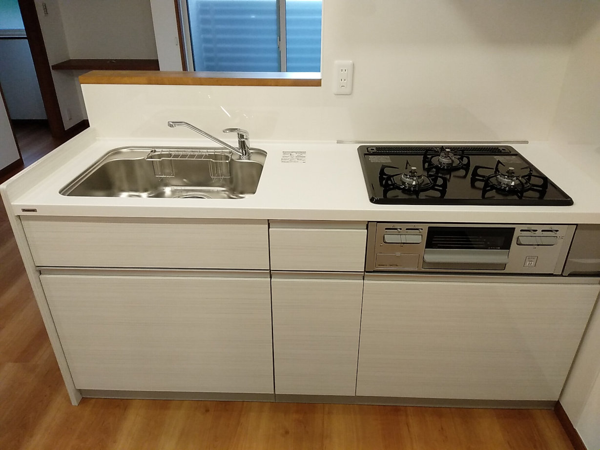 キッチン　ガス３口グリル付きシステムキッチン