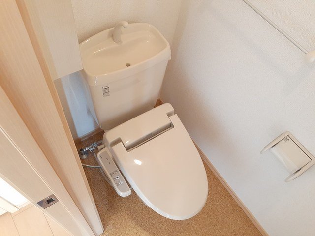トイレ　落ち着いた色調のトイレです