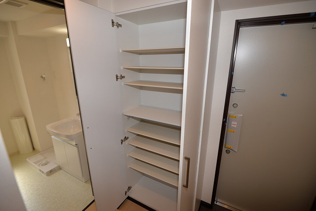玄関　写真は同マンションの別のお部屋のものです