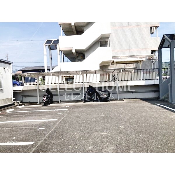 駐車場　駐車場があるので、車を買う予定の方も安心です