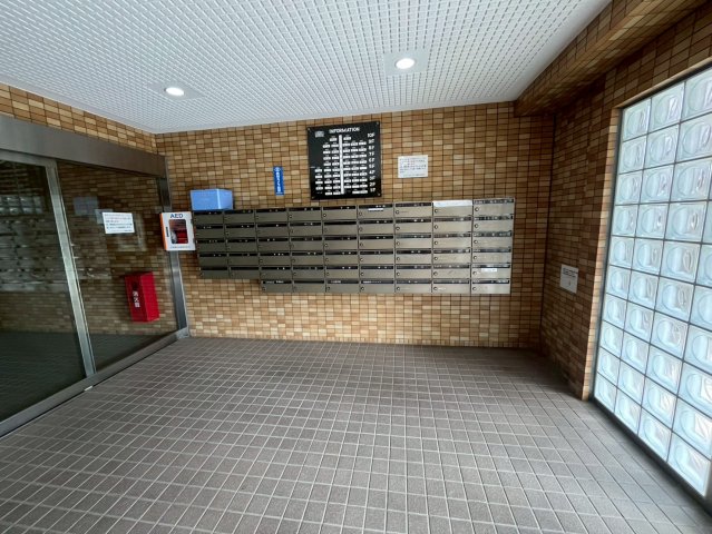 エントランス　落ち着いたエントランスです