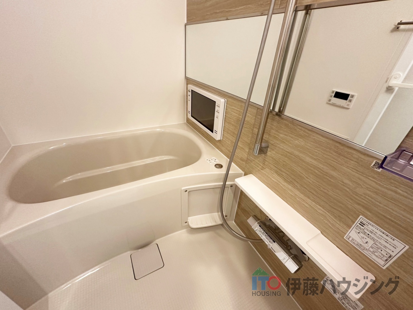 バス・シャワールーム　同間取りの別部屋の写真です。クロス等色合いが場合があります。