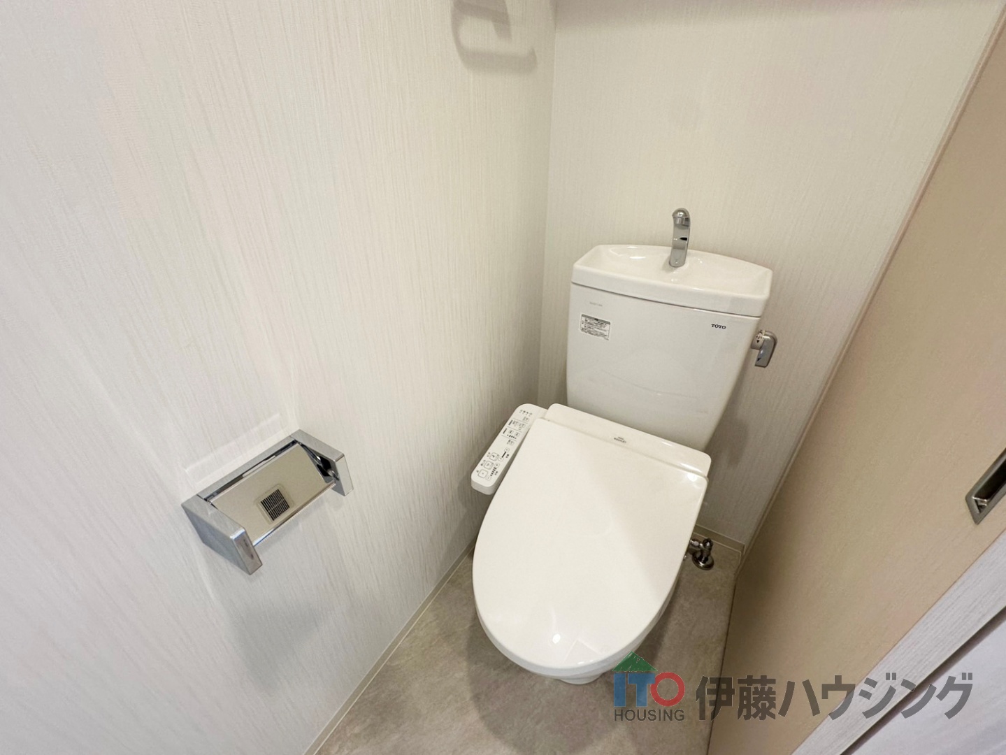 トイレ　同間取りの別部屋の写真です。クロス等色合いが場合があります。