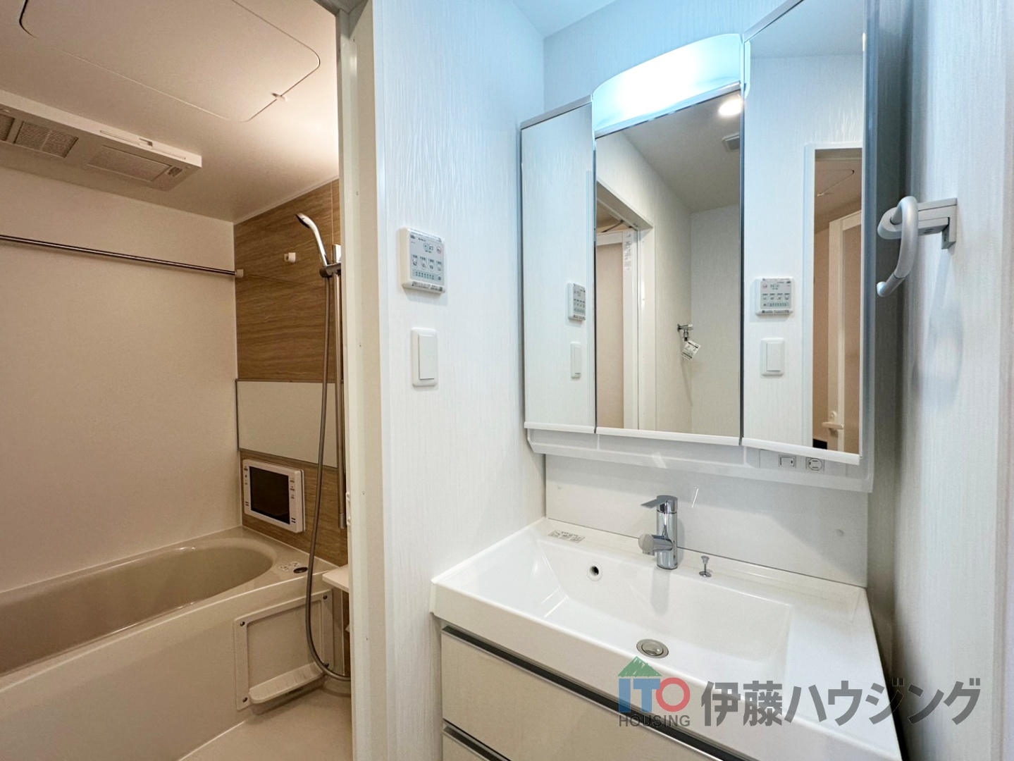 洗面設備　同間取りの別部屋の写真です。クロス等色合いが場合があります。