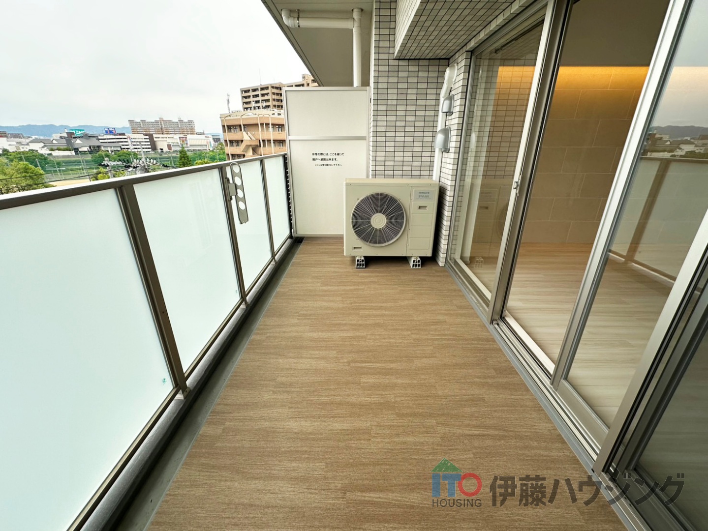 バルコニー　同間取りの別部屋の写真です。クロス等色合いが場合があります。