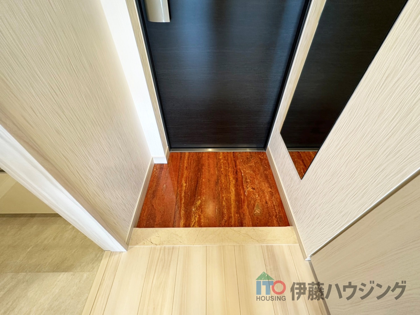 玄関　同間取りの別部屋の写真です。クロス等色合いが場合があります。
