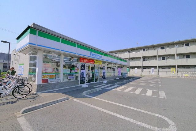 コンビニ　ファミリーマート（コンビニ）まで153m