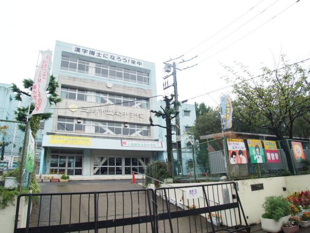 中学校　三郷市立栄中学校（中学校）まで864m