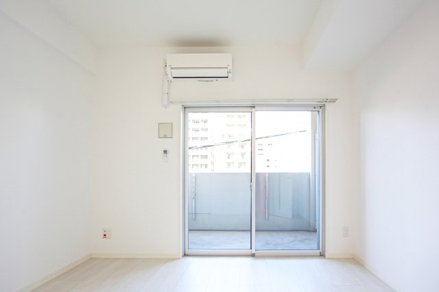 居室・リビング　別号室のものです。現状優先になります。 実際のお部屋には出窓