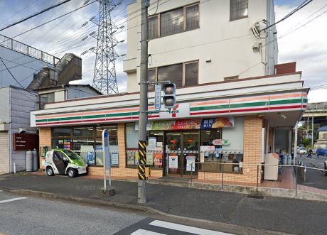 コンビニ　セブンイレブン（コンビニ）まで581m