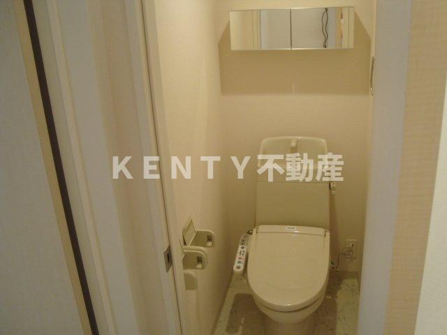 トイレ　落ち着いた色調のトイレです