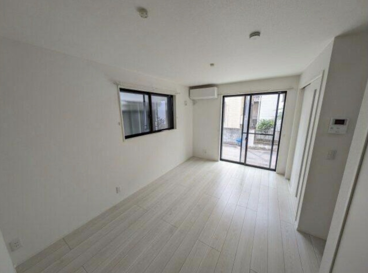 春日町4丁目戸建の居間写真