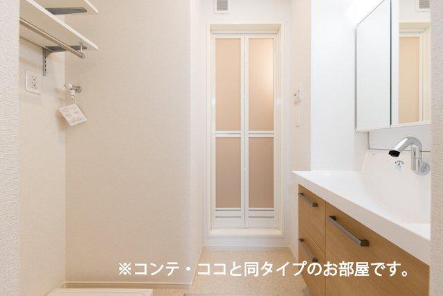 洗面設備　ゆったりとスペースのある洗面所