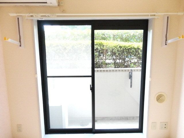 バルコニー　★洗濯物干しが室内についてます★