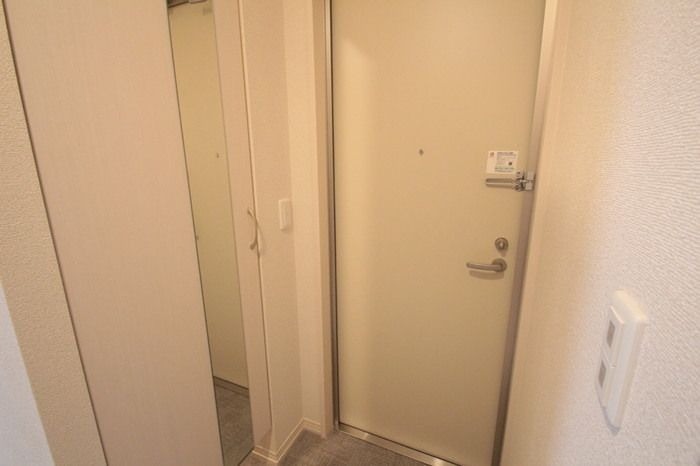 玄関　姿見付きのシューズボックス☆