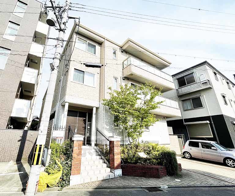 建物外観　パリッとスタイリッシュな配色です。
