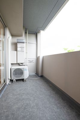 バルコニー　暖かな日差しのふりそそぐバルコニー